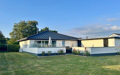 Mayla - 50M from the Sea: Himmel, Bygning, Tag, Græs, Vindue, Hus, Boligområde, Hjem, Facade, Arkitektur