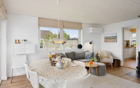 Mayla - 50M from the Sea: Møbel, Indretning, Gulvbelægning, Væg, Etage, Couch, Træ, Loft, Stue, Bord