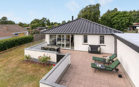 Mayla - 50M from the Sea: Plantesamfund, Sollys, Urteagtig Plante, Have, Plantation, Landbrug, Farm