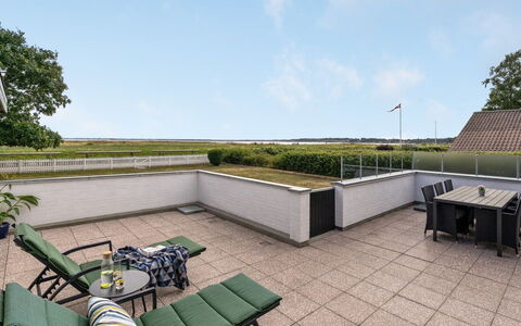 Mayla - 50M from the Sea: Plantesamfund, Sollys, Urteagtig Plante, Have, Plantation, Landbrug, Farm