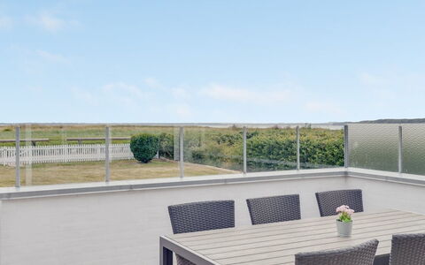 Mayla - 50M from the Sea: Plantesamfund, Sollys, Urteagtig Plante, Have, Plantation, Landbrug, Farm
