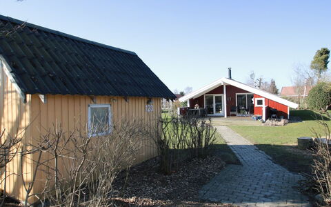 Akari - 400M from the Sea: Hus, Hjem, Tag, Boligområde, Sommerhus, Estate, Stuehus, Lawn, Landscaping, Sidespor