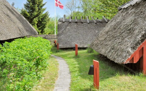 Kalv - 75M from the Sea: Boligområde, Tag, Forstad, Indkørsel, Estate, Skorsten