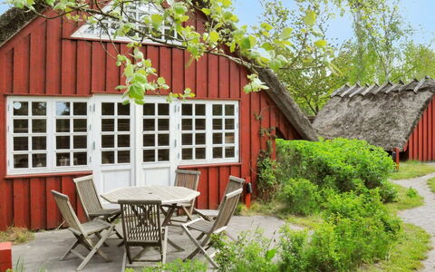 Kalv - 75M from the Sea: Boligområde, Tag, Forstad, Indkørsel, Estate, Skorsten