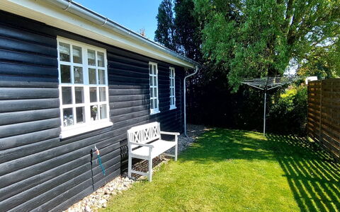 Zuhra - 680M from the Sea: Hvid, Font, Nummer