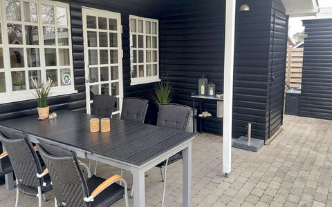 Zuhra - 680M from the Sea: Hvid, Font, Nummer
