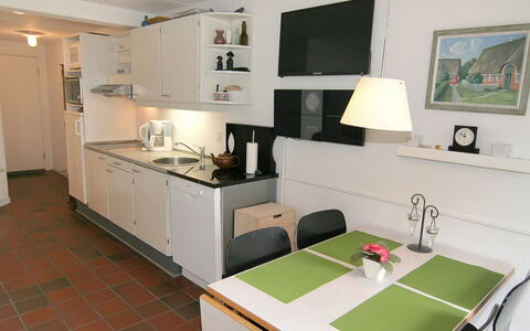 Else - 100M from the Sea: Møbel, Gulvbelægning, Indretning, Køkken, Etage, Countertop, Cabinetry, Værelse, Stol, Større Bandage