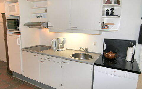 Else - 100M from the Sea: Køkken, Countertop, Køkkenvask, Køkken Apparat, Cabinetry, Håndvask, Sanitærarmatur, Større Bandage, Gulvbelægning, Tap