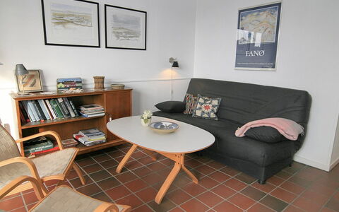 Else - 100M from the Sea: Møbel, Gulvbelægning, Etage, Indretning, Træ, Blomsterkrukke, Stue, Couch, Billedramme, Hjem