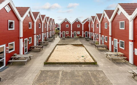 Alissa - 400M from the Sea: Møbel, Træ, Indretning, Gulvbelægning, Etage, Stol, Værelse, Loft, Stue, Lejlighed