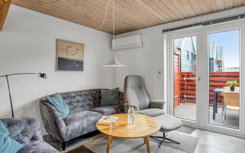 Alissa - 400M from the Sea: Møbel, Træ, Indretning, Gulvbelægning, Etage, Stol, Værelse, Loft, Stue, Lejlighed