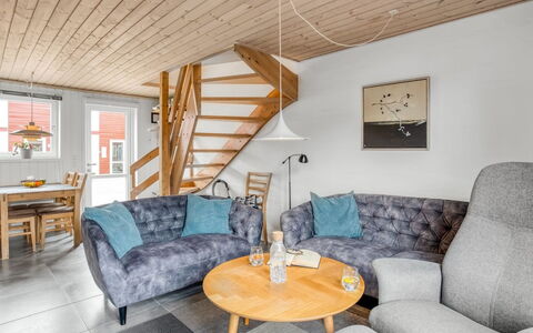 Alissa - 400M from the Sea: Møbel, Træ, Indretning, Gulvbelægning, Etage, Stol, Værelse, Loft, Stue, Lejlighed
