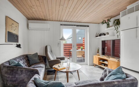 Alissa - 400M from the Sea: Møbel, Træ, Indretning, Gulvbelægning, Etage, Stol, Værelse, Loft, Stue, Lejlighed