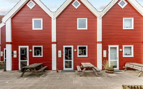 Alissa - 400M from the Sea: Møbel, Træ, Indretning, Gulvbelægning, Etage, Stol, Værelse, Loft, Stue, Lejlighed