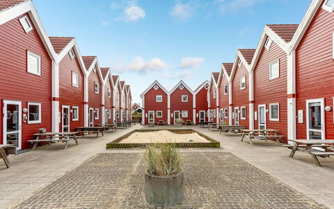 Alissa - 400M from the Sea: Møbel, Træ, Indretning, Gulvbelægning, Etage, Stol, Værelse, Loft, Stue, Lejlighed
