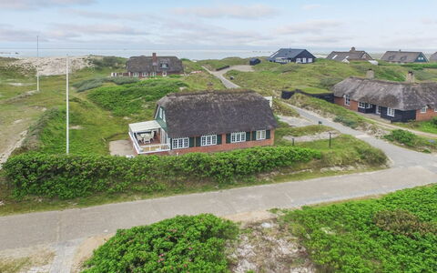 Mattias - 100M from the Sea: Boligområde, Tag, Forstad, Indkørsel, Estate, Skorsten