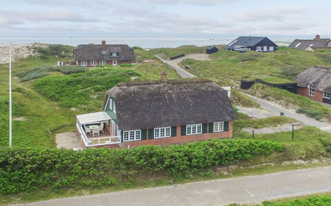 Mattias - 100M from the Sea: Boligområde, Tag, Forstad, Indkørsel, Estate, Skorsten