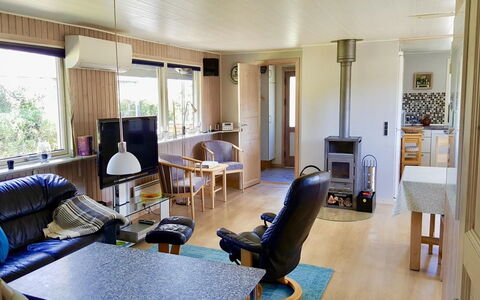 Gudrid - 500M from the Sea: Møbel, Indretning, Gulvbelægning, Træ, Etage, Loft, Værelse, Stue, Couch, Belysning