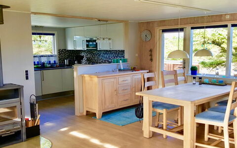 Gudrid - 500M from the Sea: Møbel, Gulvbelægning, Indretning, Træ, Etage, Køkken, Stol, Værelse, Bord, Countertop