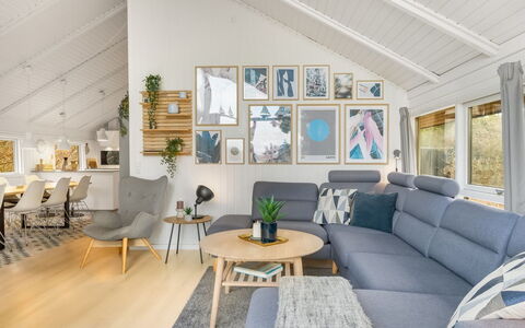 Julie - 1.5Km from the Sea: Indretning, Møbel, Couch, Træ, Stue, Gulvbelægning, Hjem, Etage, Loft, Værelse