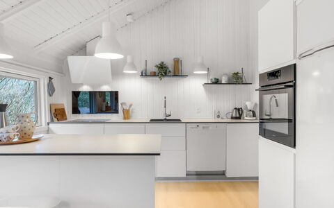 Julie - 1.5Km from the Sea: Køkken, Countertop, Indretning, Køkken Apparat, Gulvbelægning, Lysarmatur, Loft, Træ, Større Bandage, Cabinetry