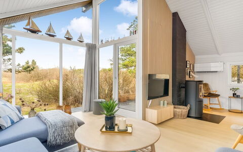 Julie - 1.5Km from the Sea: Indretning, Træ, Loft, Gulvbelægning, Stue, Hjem, Møbel, Etage, Couch, Værelse