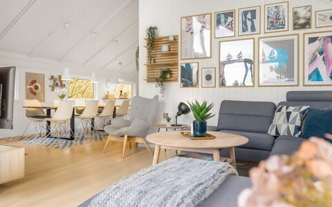 Julie - 1.5Km from the Sea: Møbel, Indretning, Gulvbelægning, Couch, Stue, Etage, Træ, Loft, Hjem, Trægulve