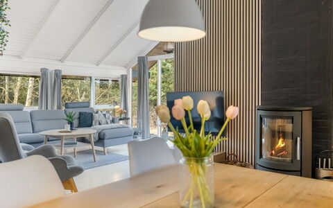 Julie - 1.5Km from the Sea: Møbel, Indretning, Gulvbelægning, Etage, Træ, Loft, Stol, Stue, Couch, Hjem
