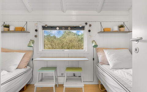 Julie - 1.5Km from the Sea: Træ, Indretning, Gulvbelægning, Etage, Møbel, Soveværelse, Værelse, Loft, Seng, Bed Frame