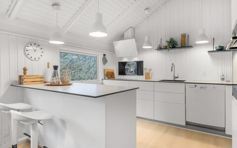 Julie - 1.5Km from the Sea: Køkken, Gulvbelægning, Indretning, Countertop, Etage, Træ, Møbel, Loft, Køkken Apparat, Trægulve