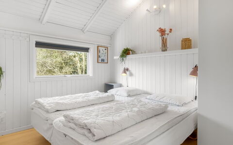 Julie - 1.5Km from the Sea: Træ, Soveværelse, Indretning, Loft, Seng, Sengetøj, Etage, Sengetøj, Sengetøj, Møbel
