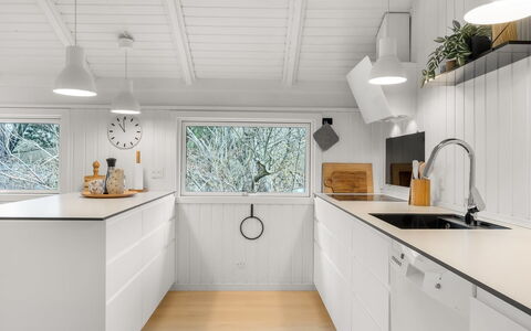 Julie - 1.5Km from the Sea: Køkken, Gulvbelægning, Indretning, Træ, Countertop, Loft, Etage, Cabinetry, Lysarmatur, Køkken Apparat