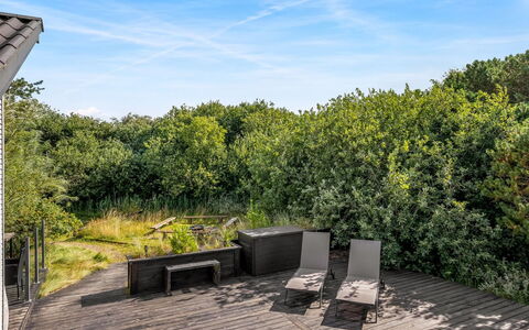 Julie - 1.5Km from the Sea: Træ, Vegetationen, Busk, Plantesamfund, Land Lot, Dæk, Hårdttræ, Planke, Boardwalk, Have