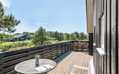 Neija - 800M from the Sea: Græs, Hus, Tag, Hjem, Sommerhus, Busk, Land Lot, Landdistrikt, Stuehus, Bunddække