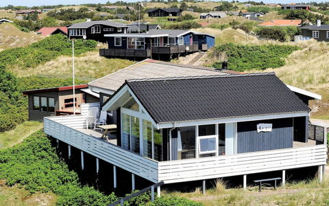 Ute - 200M from the Sea: Boligområde, Tag, Forstad, Indkørsel, Estate, Skorsten