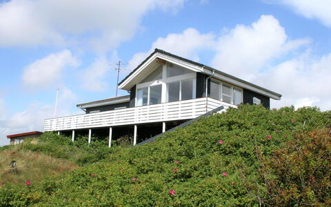 Ute - 200M from the Sea: Boligområde, Tag, Forstad, Indkørsel, Estate, Skorsten