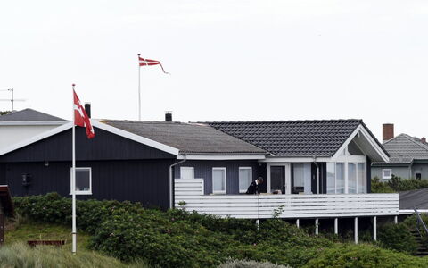 Ute - 200M from the Sea: Boligområde, Tag, Forstad, Indkørsel, Estate, Skorsten