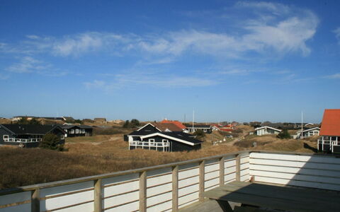 Ute - 200M from the Sea: Boligområde, Tag, Forstad, Indkørsel, Estate, Skorsten