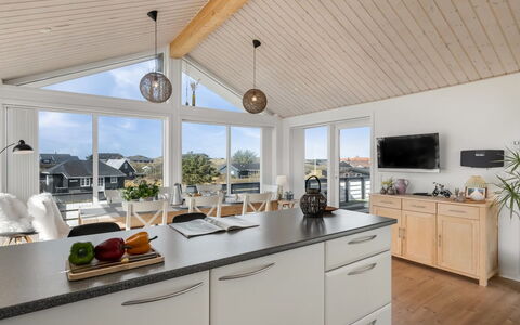 Ute - 200M from the Sea: Træ, Indretning, Gulvbelægning, Loft, Hjem, Etage, Dør, Køkken, Countertop, Stol