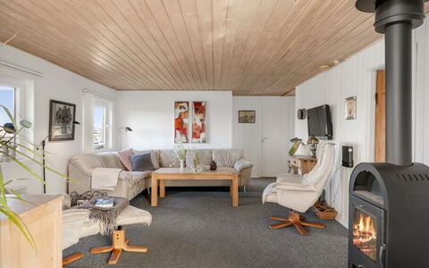 Ute - 200M from the Sea: Indretning, Møbel, Gulvbelægning, Træ, Loft, Etage, Stue, Trægulve, Couch, Værelse