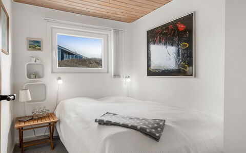 Ute - 200M from the Sea: Væg, Loft, Soveværelse, Indretning, Hjem, Seng, Sengetøj, Etage, Værelse, Sengetøj