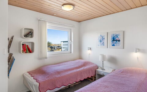 Ute - 200M from the Sea: Væg, Træ, Loft, Indretning, Soveværelse, Etage, Hjem, Møbel, Seng, Værelse
