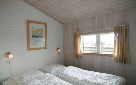 Benja - 200M from the Sea: Træ, Soveværelse, Seng, Sengetøj, Loft, Sengetøj, Etage, Indretning, Bed Frame, Sengetøj