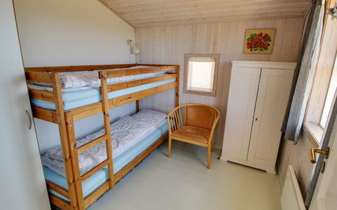Benja - 200M from the Sea: Væg, Etage, Gulvbelægning, Træ, Soveværelse, Indretning, Seng, Køjeseng, Møbel, Værelse