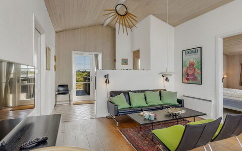 Benja - 200M from the Sea: Møbel, Indretning, Gulvbelægning, Etage, Couch, Væg, Træ, Loft, Værelse, Stue