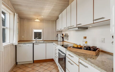 Benja - 200M from the Sea: Gulvbelægning, Træ, Etage, Køkken, Indretning, Countertop, Loft, Håndvask, Cabinetry, Større Bandage
