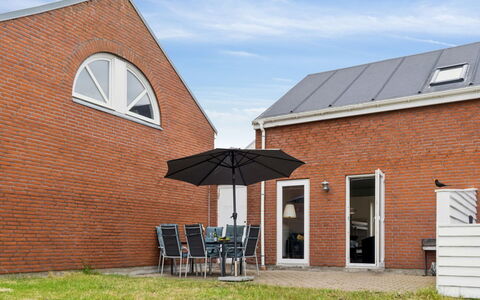 Akim - 2Km from the Sea: Svømmepøl, Ferieby