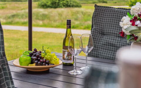 Akim - 2Km from the Sea: Møbel, Udendørs Møbler, Bordservice, Bord, Drinkware, Stol, Udendørs Bord, Mad, Flaske