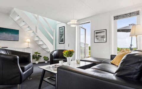 Akim - 2Km from the Sea: Indretning, Møbel, Gulvbelægning, Loft, Couch, Etage, Stue, Værelse, Lejlighed, Bord