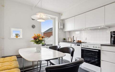 Akim - 2Km from the Sea: Møbel, Indretning, Gulvbelægning, Loft, Køkken, Etage, Countertop, Hjem, Belysning, Lejlighed